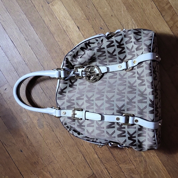 Michael Kors Handbags - Michael Kors Bedford Legacy